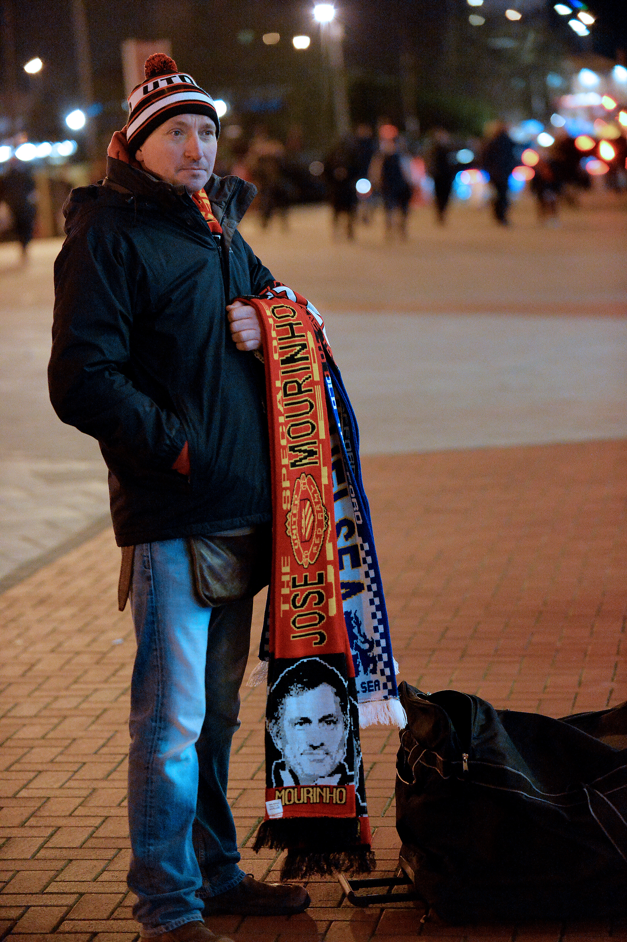 Van Gaal se ține tare: ”Nu-mi dau demisia!”. ^La Manchester se vând fulare cu Mourinho, dorit pe ”Old Trafford”! GALERIE FOTO
