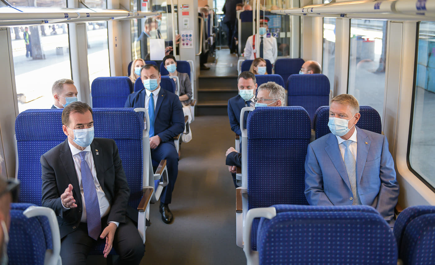Klaus Iohannis a testat trenul care leagă Aeroportul Otopeni de Bucureşti: Este singura linie nouă construită în ultimii 36 de ani
