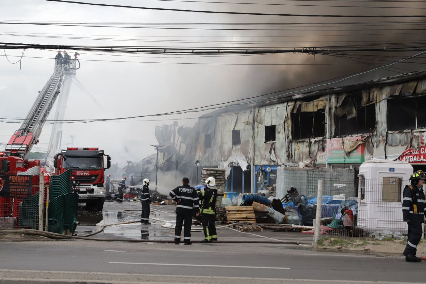FOTO&VIDEO / Incendiu violent la un depozit de mase plastice și vopseluri de lângă București. Trei persoane au ajuns la spital