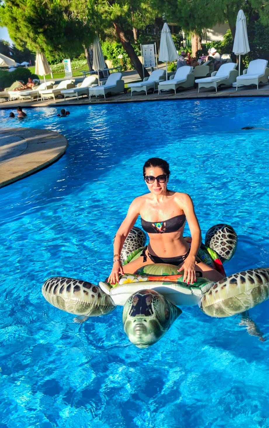 Imagini din vacanța lui Carmen Brumă cu Mircea Badea și fiul lor în Turcia. Cât costă un sejur la hotelul unde s-au cazat