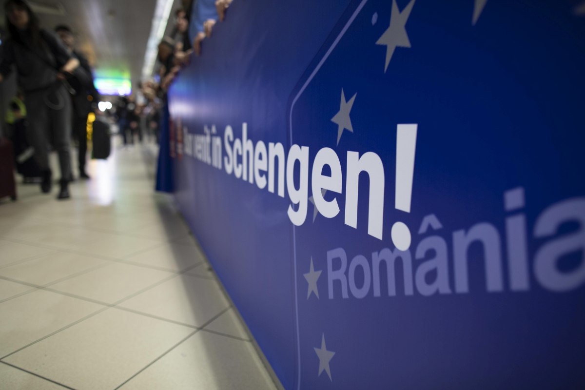 România a intrat în Spațiul Schengen aerian și maritim. Momentul în care primele persoane trec fără controlul pașapoartelor pe Aeroportul Otopeni. „Extinderea terestră va fi politică”
