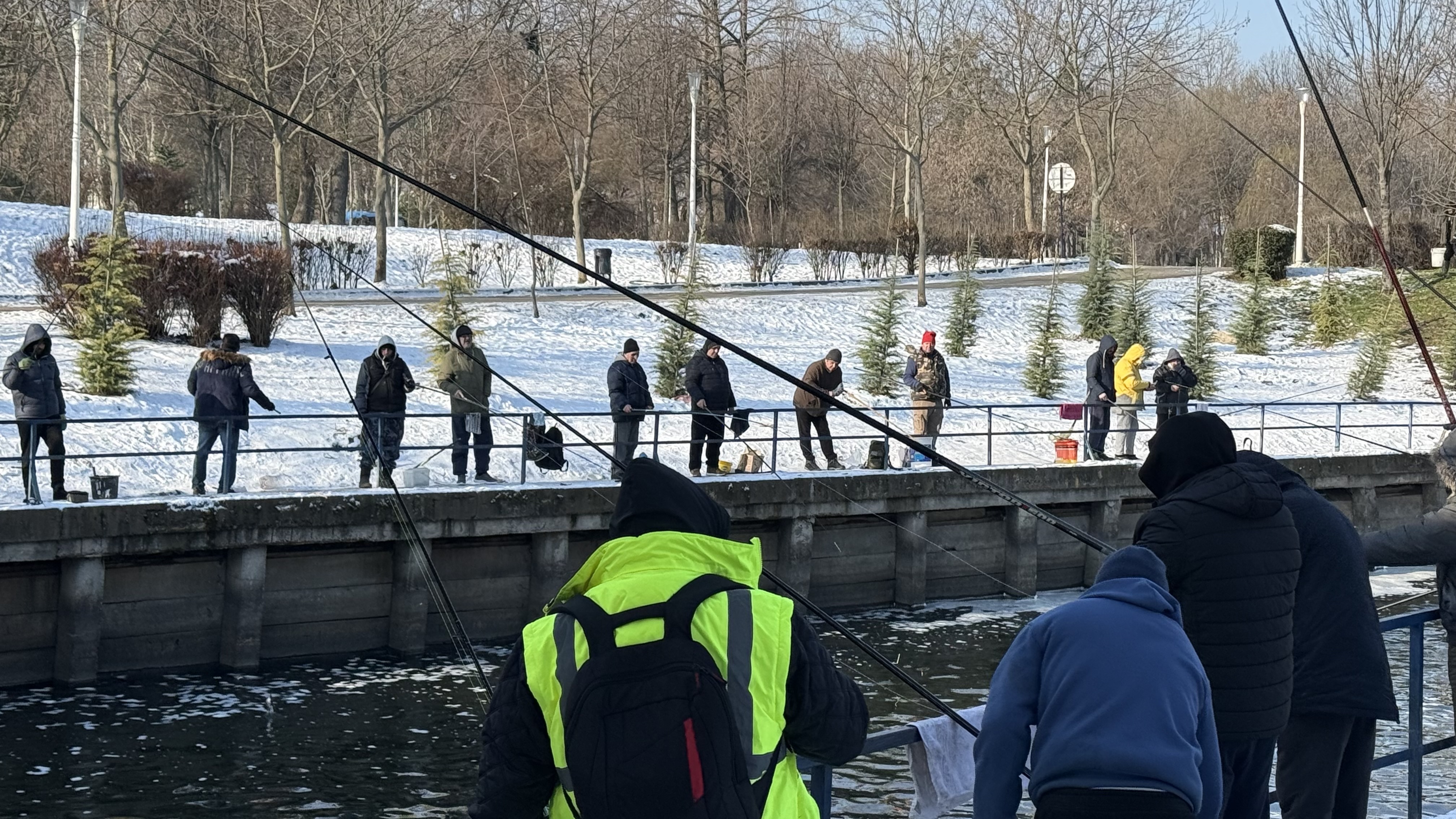 „Mi-e rușine că am muncit o viață și tot tremur pe baltă pentru mâncare”. Cum arată viața pescarilor amatori într-un weekend geros de ianuarie, în Colentina
