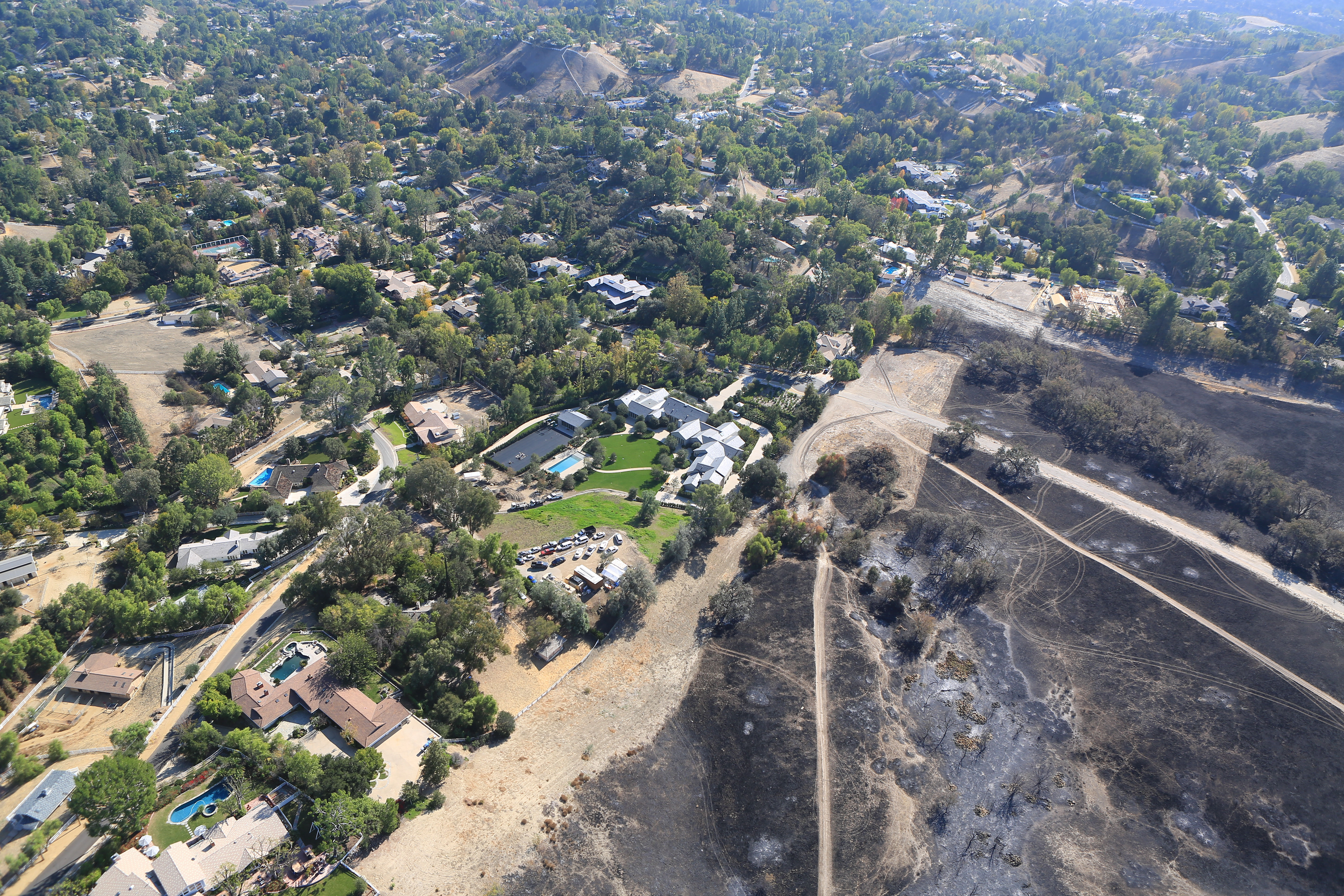 GALERIE FOTO - Cum arată vilele vedetelor care au plătit pompieri privați în timpul incendiilor din California