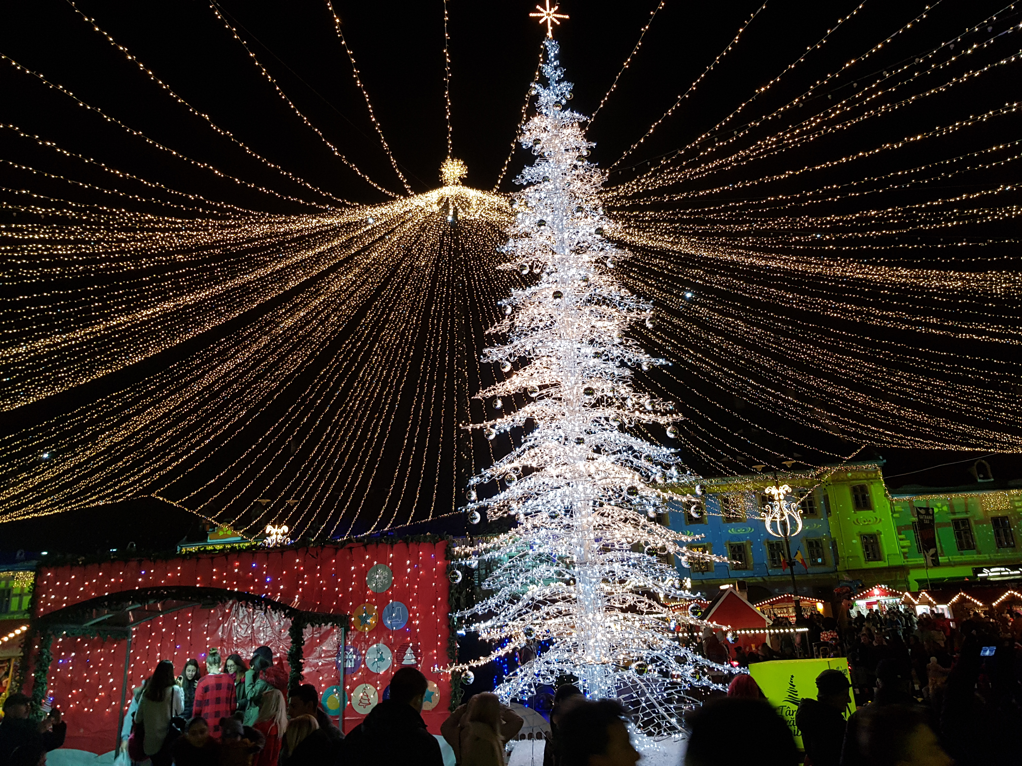 VIDEO&FOTO/ Mii de vizitatori la Târgul de Crăciun din Sibiu, la sfârșitul săptămânii trecute. O bucată din Viena, la prețuri de România