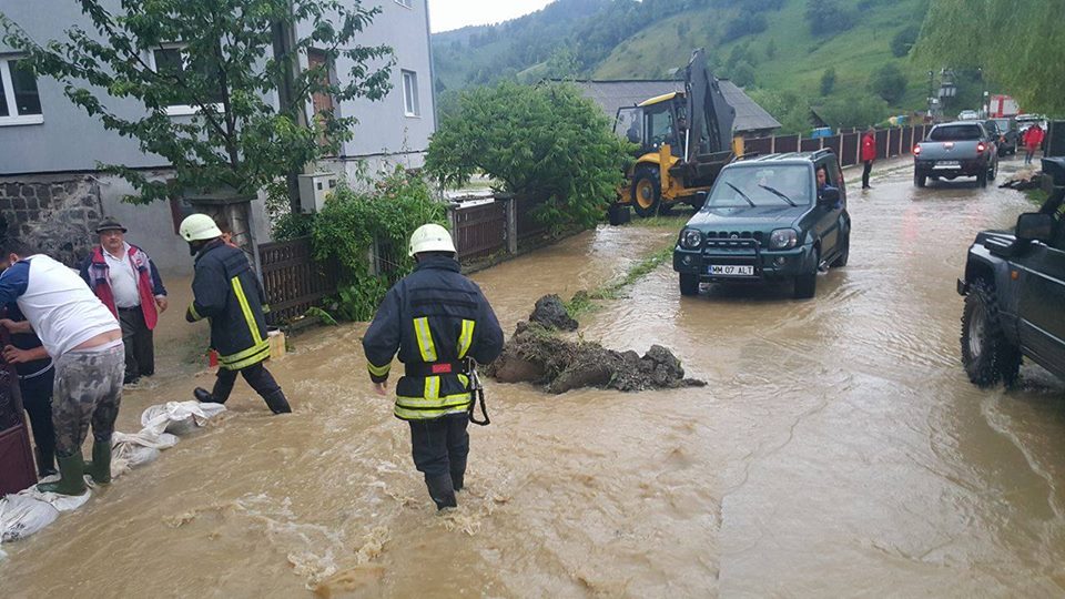 Dezastru în țară din cauza furtunilor! Zeci de oameni evacuați din calea apelor