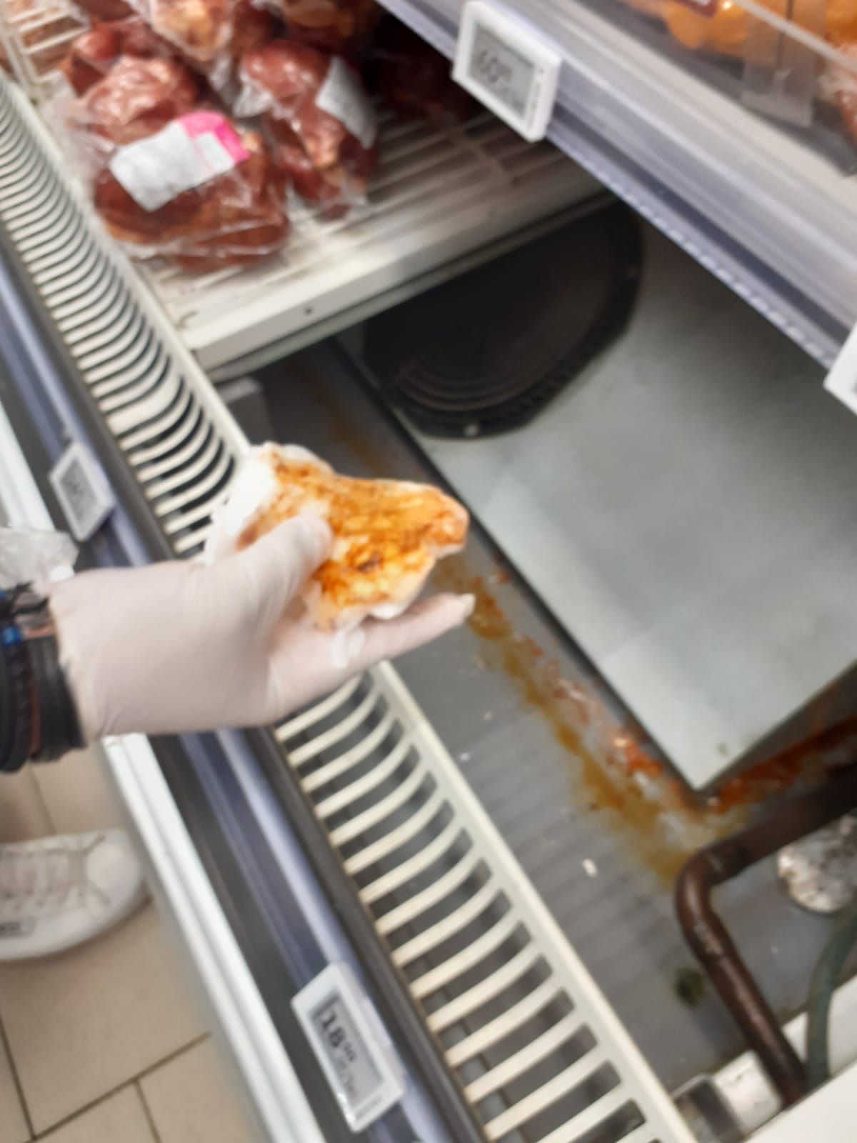 Zeci de magazine Auchan din toată ţara, amendate de ANPC din cauza mai multor probleme. 14 dintre ele au fost închise