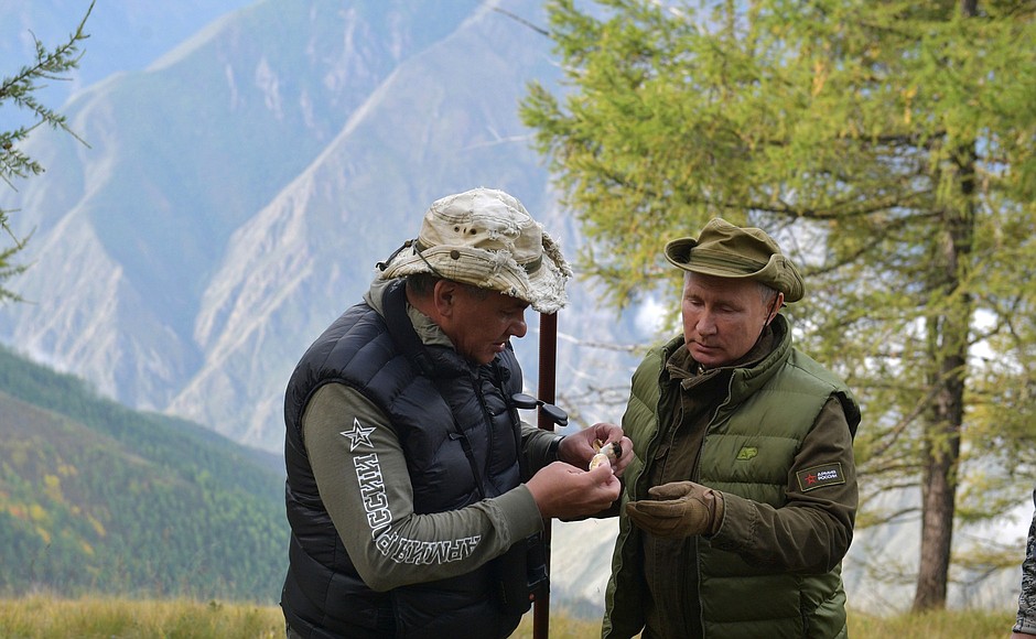 Putin s-a relaxat în taiga, înainte de ziua sa de naștere. A cules ciuperci și fructe de pădure și a mâncat la un foc de tabără