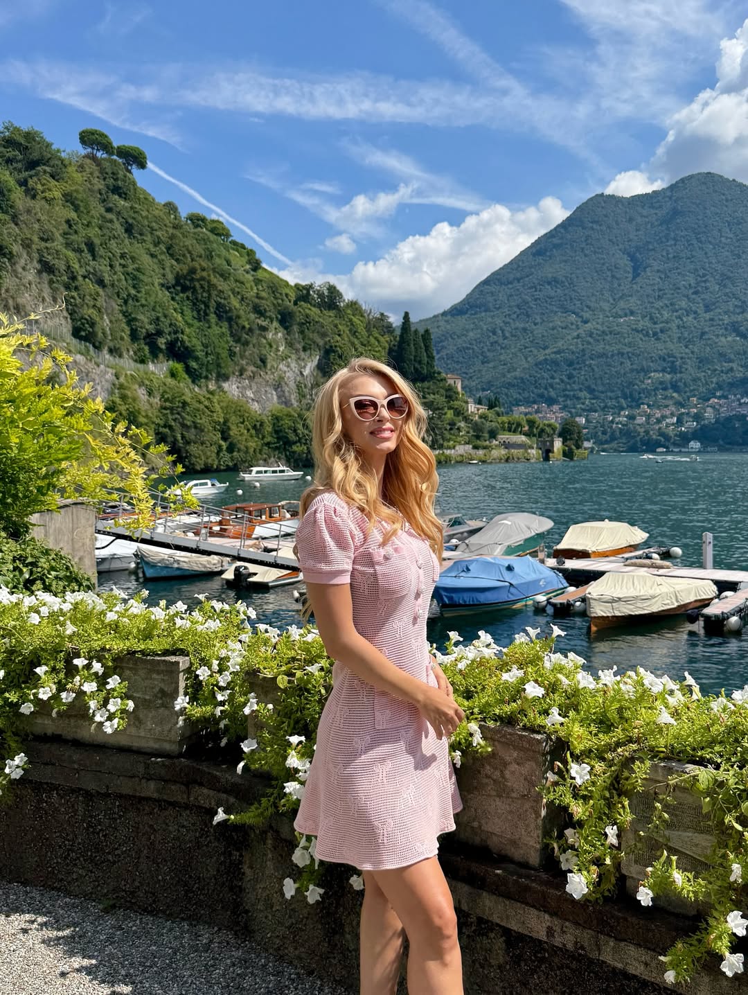Andreea Bălan, la același restaurant cu George Clooney și Adam Sandler. Artista se află în Italia cu Victor Cornea