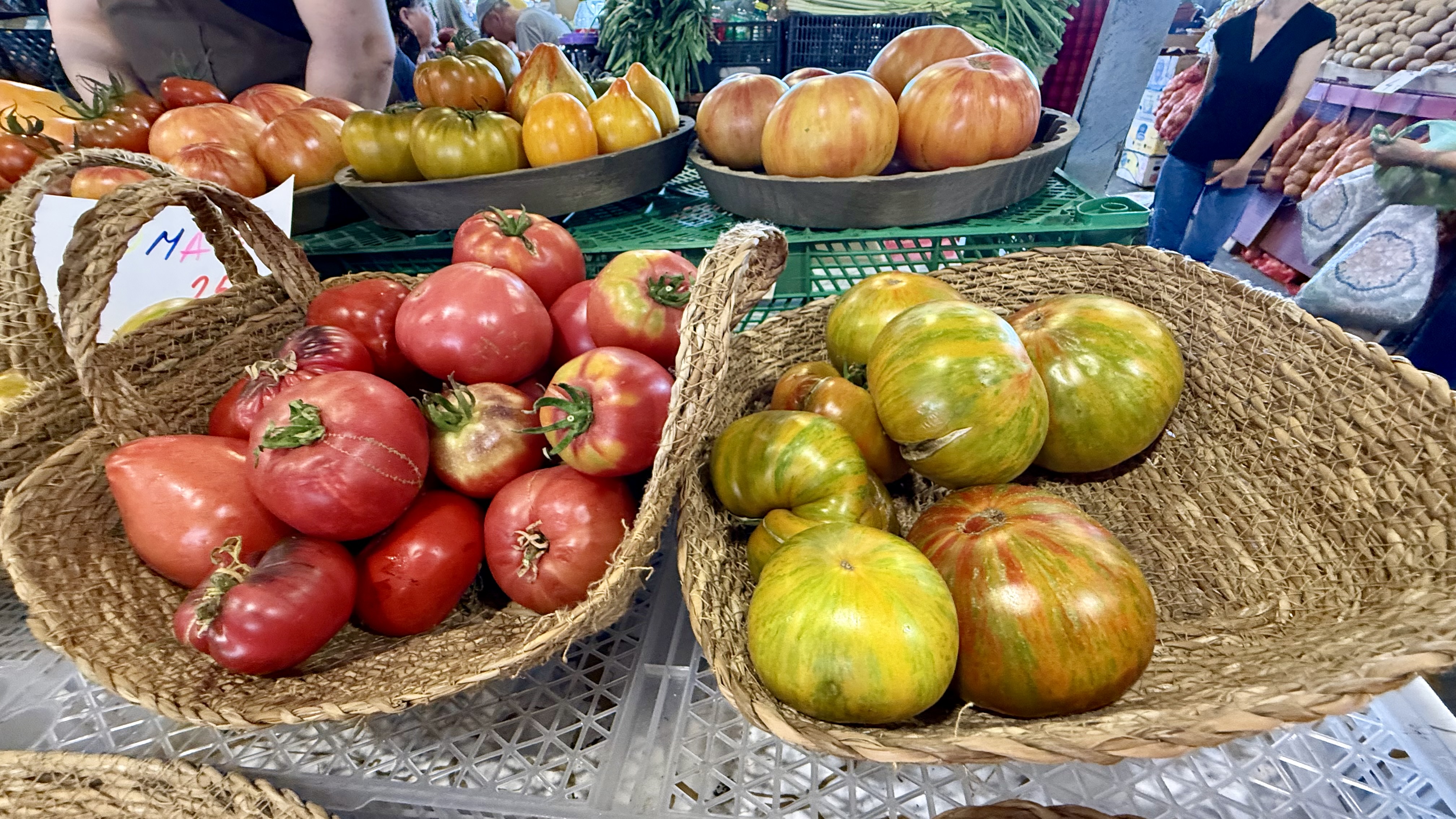 Toată lumea se oprește la această tarabă cu roșii din Piața Obor. Cât costă kilogramul de roșii negre, galbene și portocalii