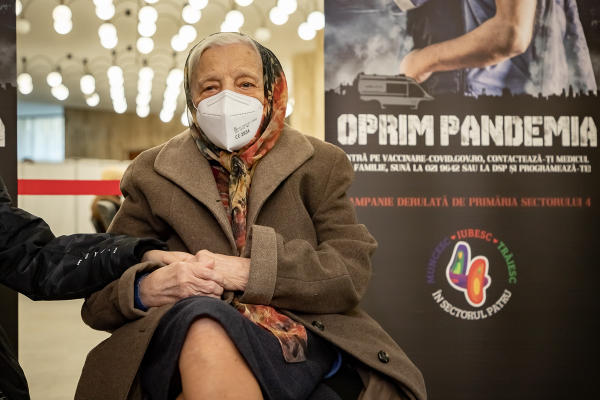 Cu strănepotul alături, cea mai în vârstă bucureșteancă s-a vaccinat anti-COVID, la 104 ani: „Pentru el am făcut-o, vreau să-l văd mare”