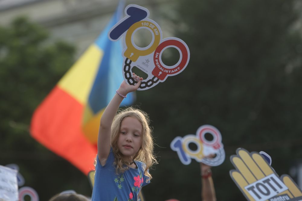 GALERIE FOTO/ Protest #Rezist, la o zi după mitingul PSD. Circa 1.000 de persoane sunt în Piața Victoriei