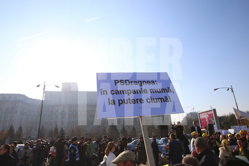 Protest la Parlament, împotriva măsurilor luate de Executiv / FOTO&VIDEO
