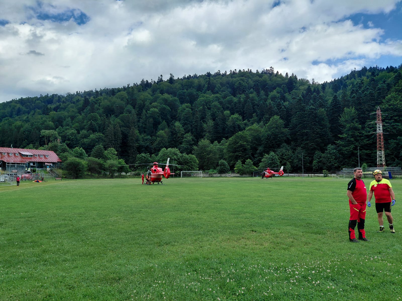 4 alpiniști s-au prăbușit în zona Valea Albișoarei, din Bușteni: unul dintre ei a murit, a intervenit elicopterul SMURD