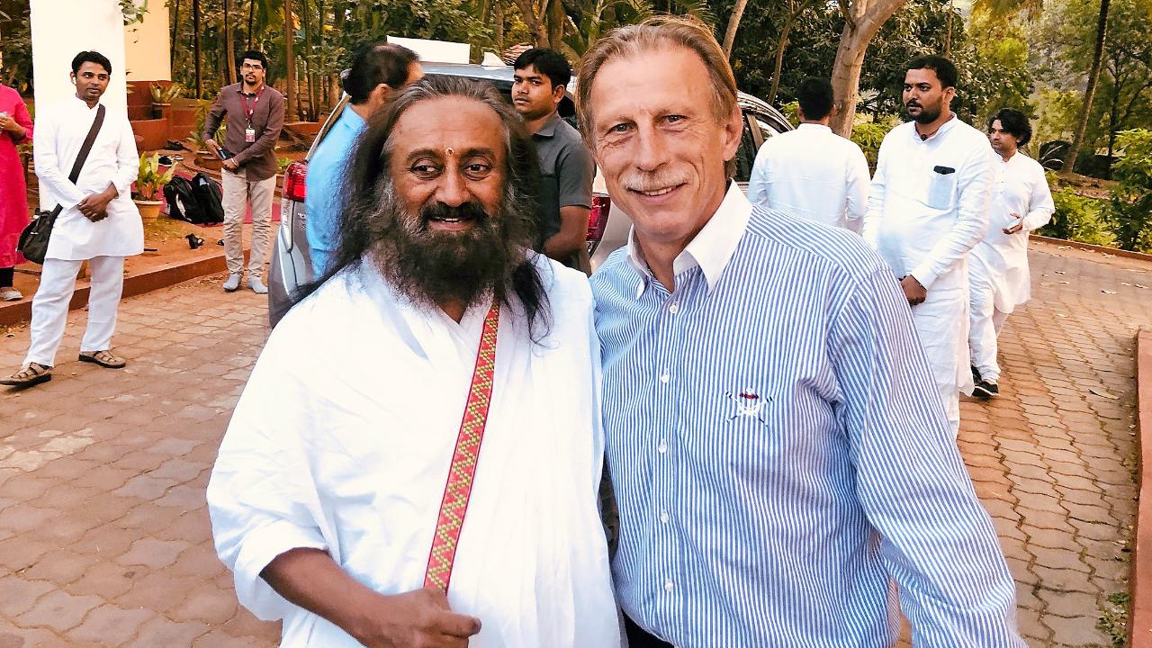 Christoph Daum promovează fotbalul în India, echipat în treningul naționalei României | GALERIE FOTO
