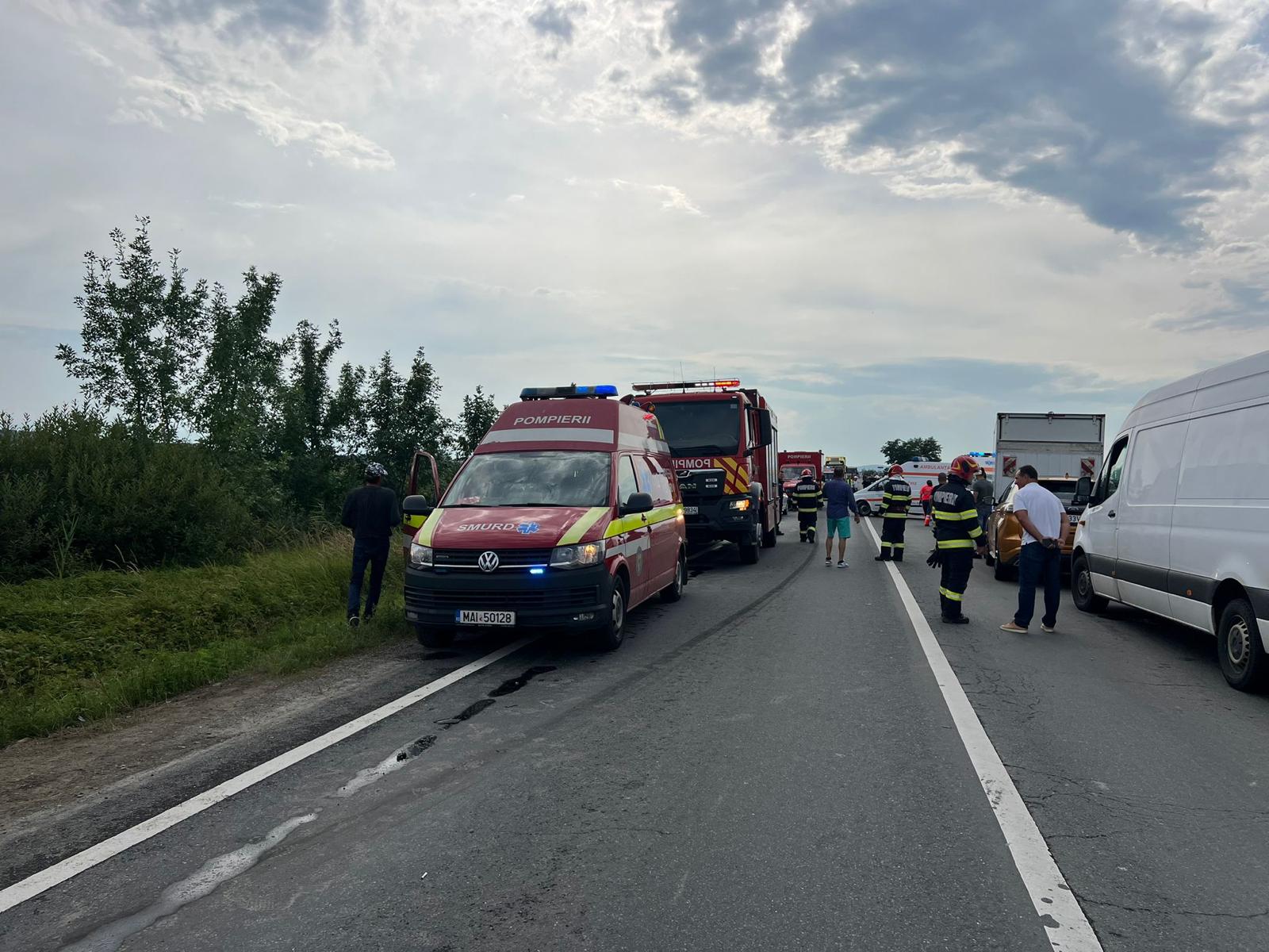 Accident între un microbuz și o mașină pe DN1, în județul Sibiu: trei oameni au ajuns la spital