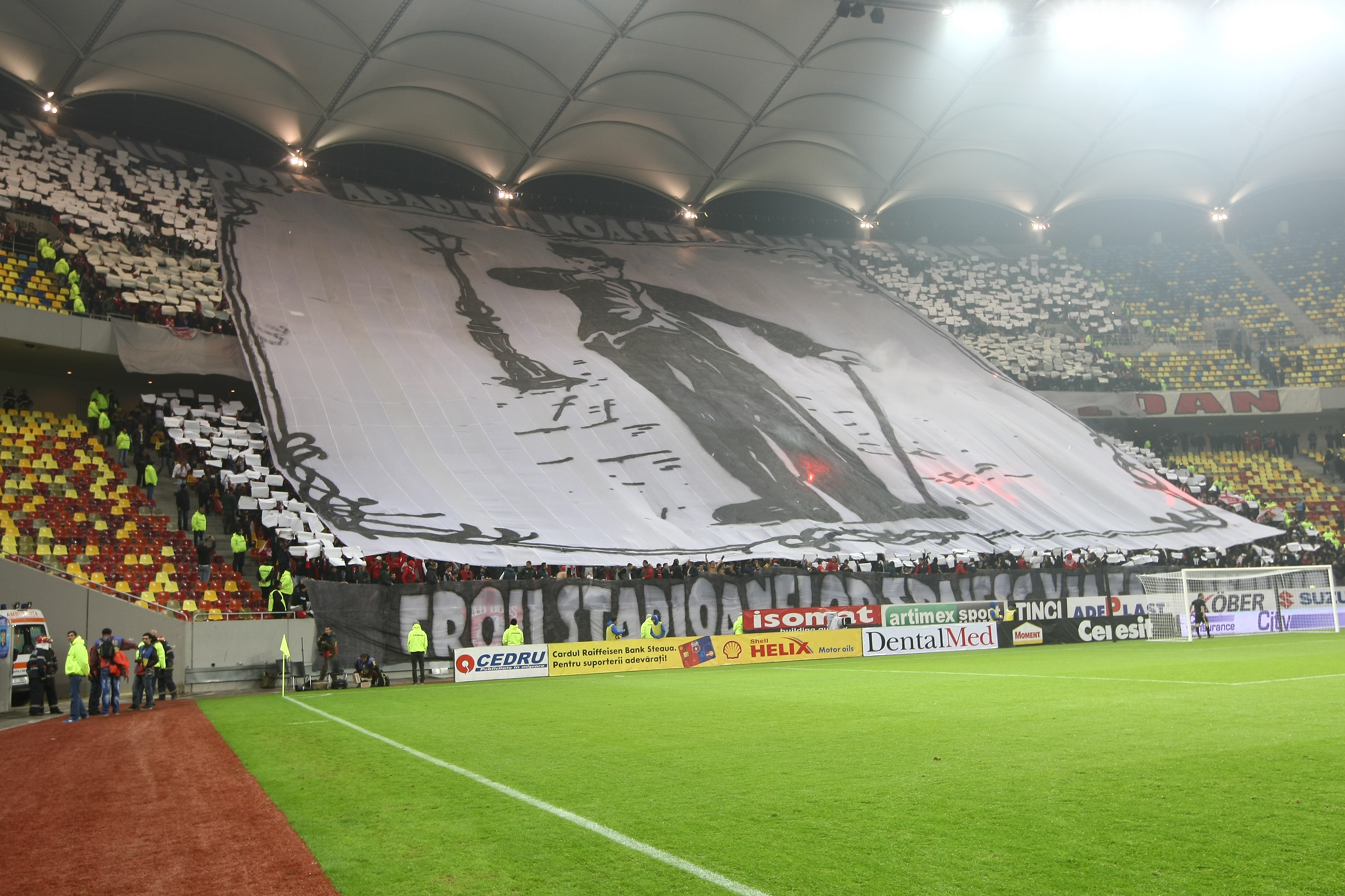 GALERIE FOTO&VIDEO/ DERBY-UL ROMÂNIEI, STEAUA - DINAMO 3-0. ^ Echipa din Ghencea i-a speriat pe ”câini” de Halloween! Szukala, Papp și Keșeru au înscris pentru roș-albaștri. Arlauskis și Bărboianu, loviți de petardele aruncate de suporteri. Băiatul lui Florentin Petre a debutat la Dinamo