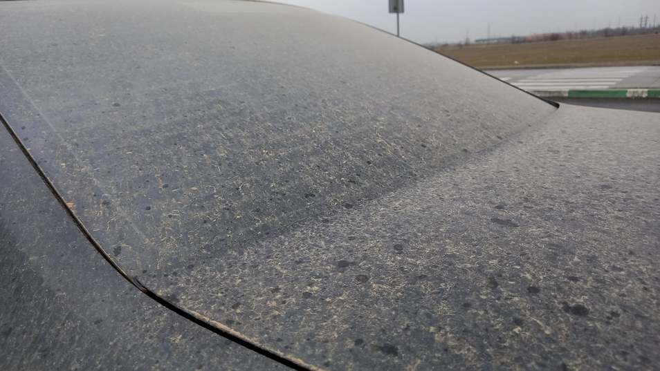 Nor de praf saharian deasupra României. Praful roşiatic a acoperit maşinile din Timișoara