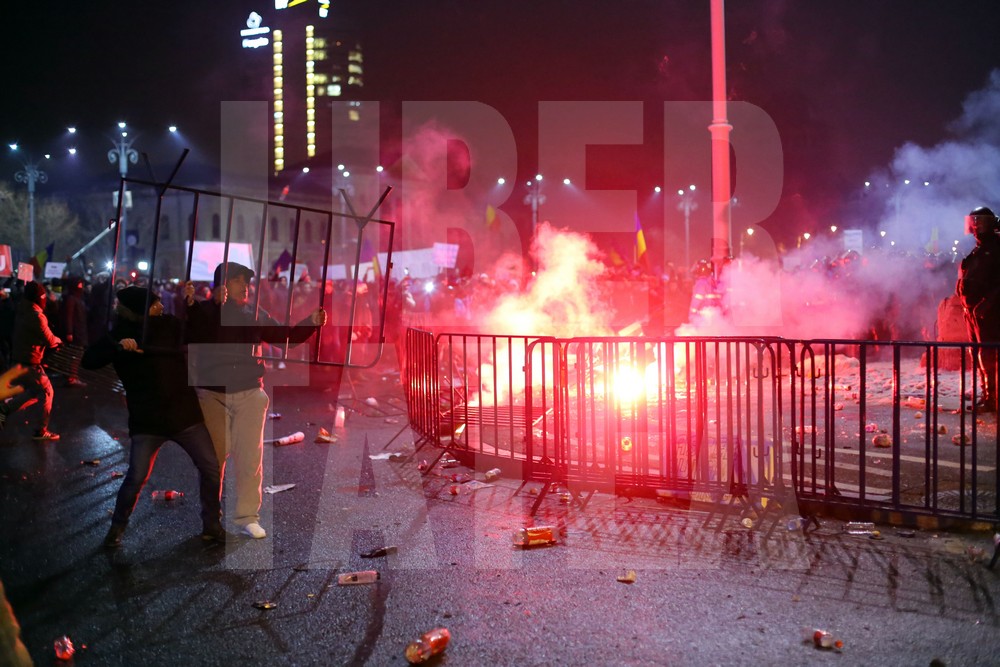 Violențe între ultrași și jandarmi, miercuri seară, în Capitală, pe finalul protestelor / FOTO & VIDEO