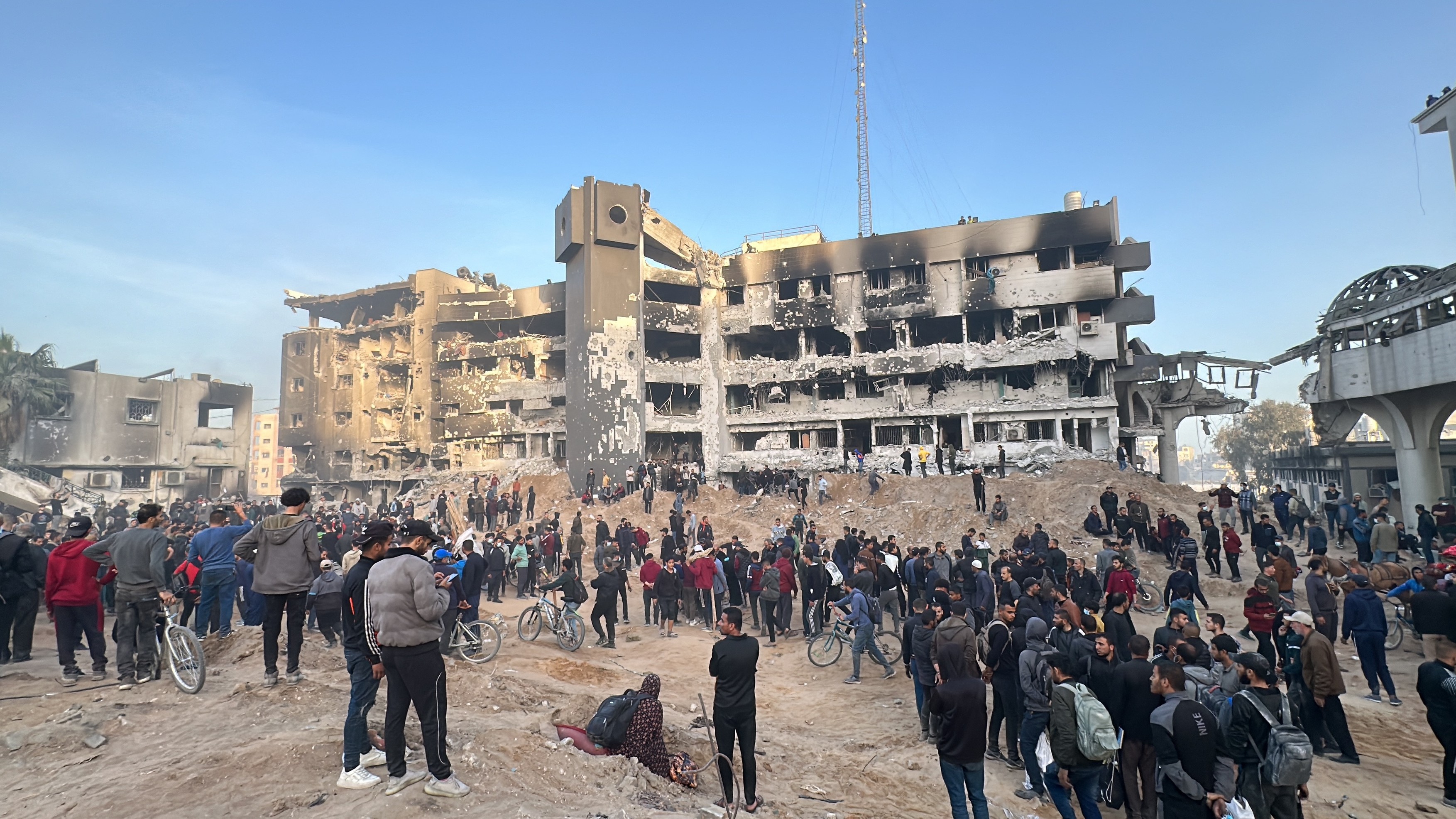 Israelul s-a retras din spitalul Al-Shifa, cel mai mare din Gaza, după două săptămâni de asediu. „Zeci de cadavre”, găsite după retragere