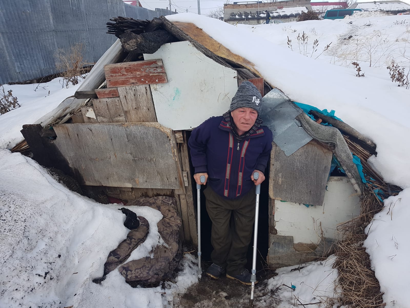 VIDEO&FOTO / Coliba unchiului Gabără. Un bărbat din Huși trăiește de 11 ani într-un bordei: "Doar preotul mă scoate de aici"
