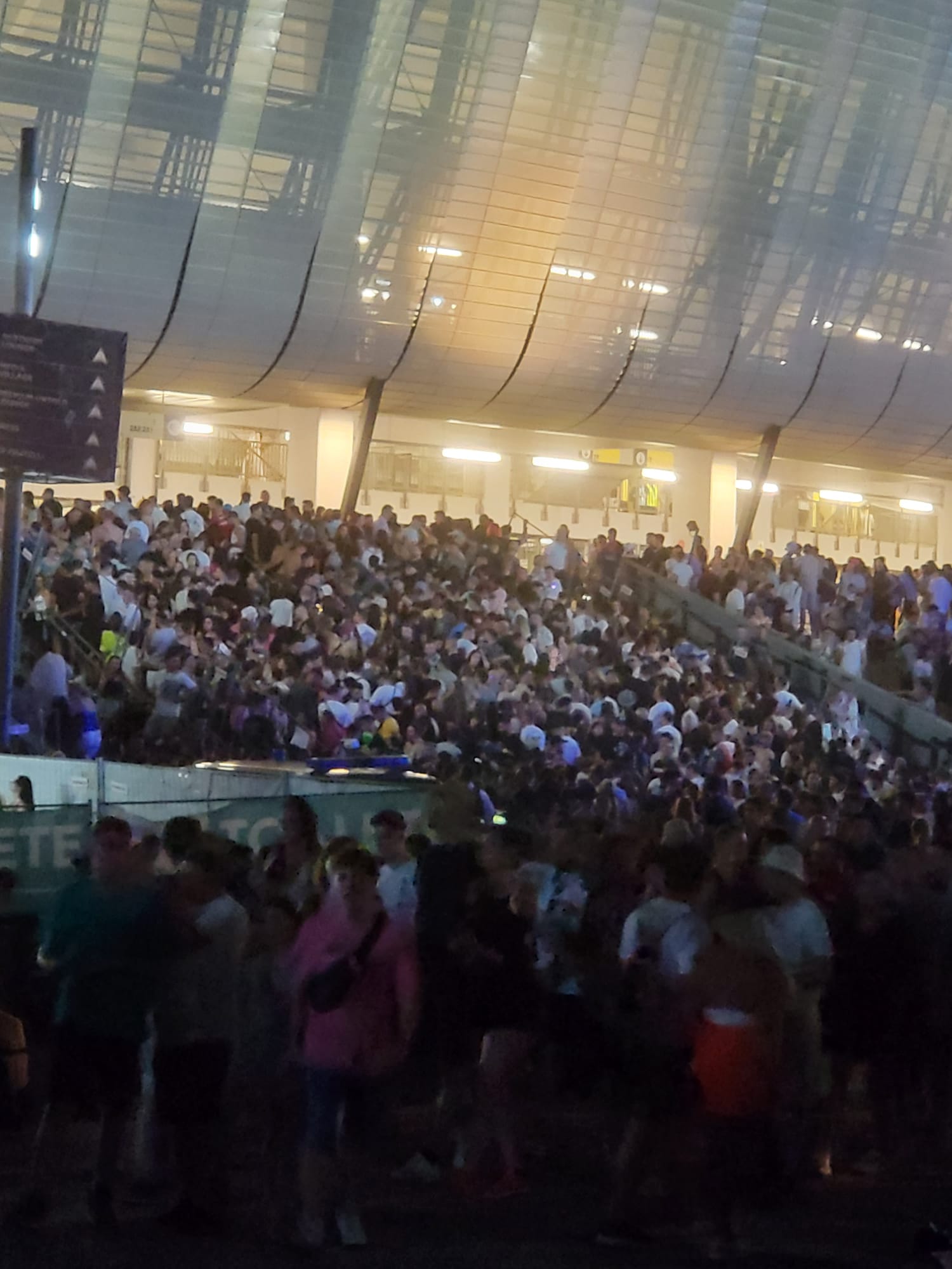 Sute de fani nu au putut intra la concertul Imagine Dragons de la Untold. „Am venit cu fetița de la Craiova și am rămas afară. Am dat 3.000 de lei pe nimic”. Ce spun organizatorii. VIDEO
