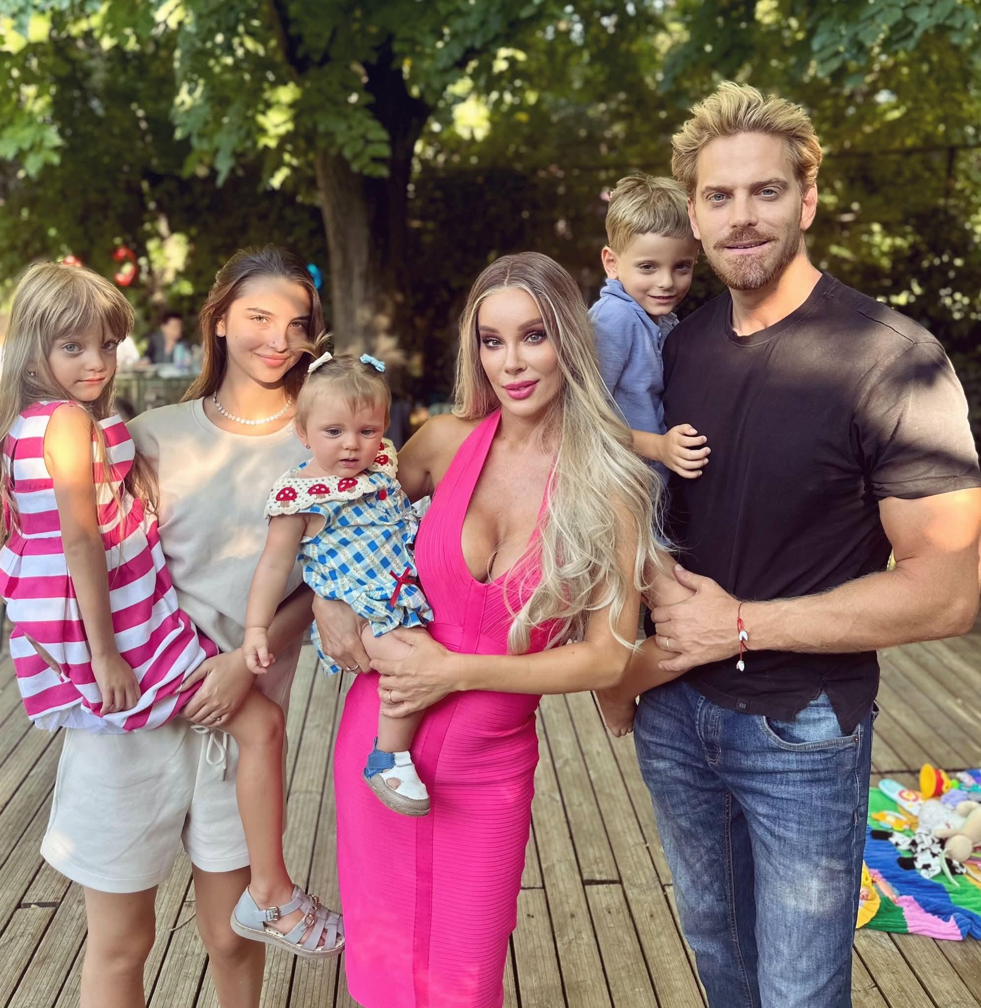 Băiețelul Alinei Laufer, imobilizat la pat timp de 30 de zile. „Accident. Davina a sărit prima și l-a tras și pe el”