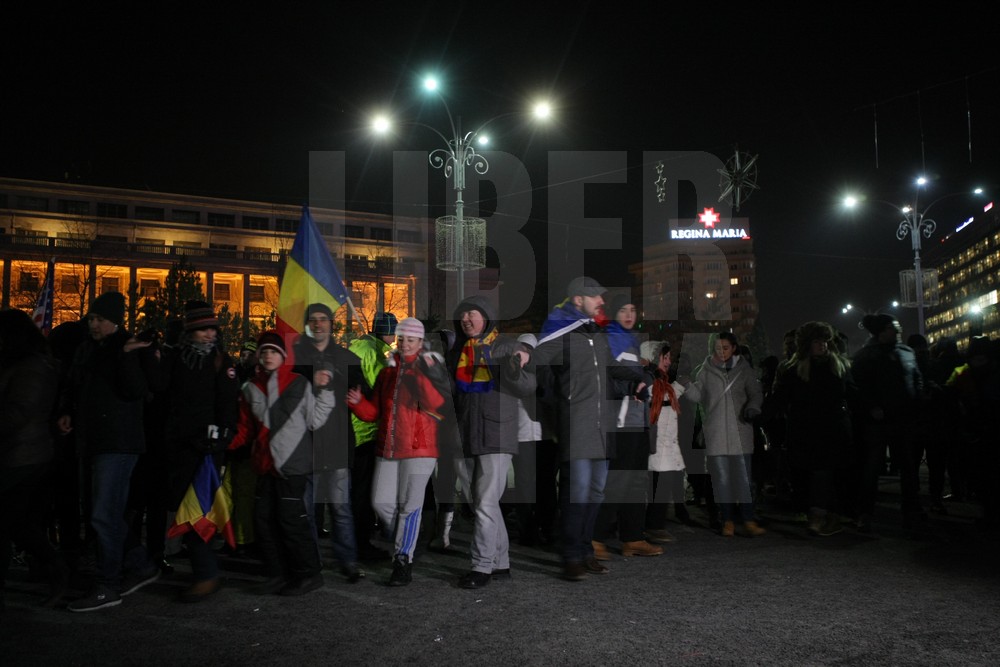 UPDATE. Protest, miercuri seara, în Piața Victoriei. ”Uniți toți, scăpăm țara de hoți!”. Hora frăției, în fața Guvernului / GALERIE FOTO