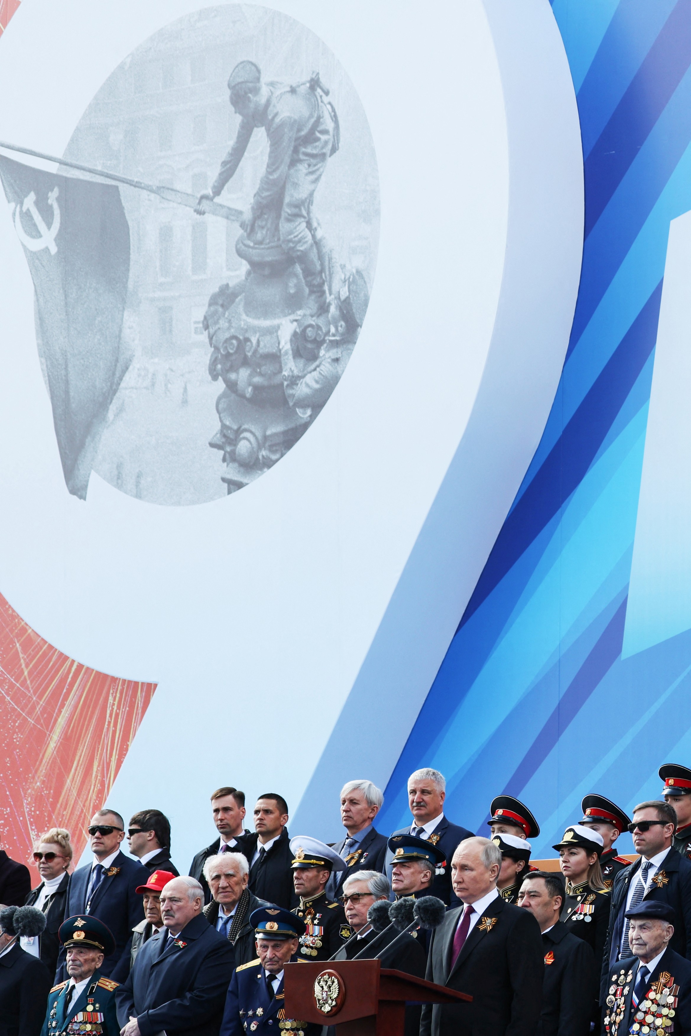 Cine sunt „veteranii” care au stat alături de Putin la parada de Ziua Victoriei: foști agenți secreți sovietici, și nu soldați din cel de-Al Doilea Război Mondial