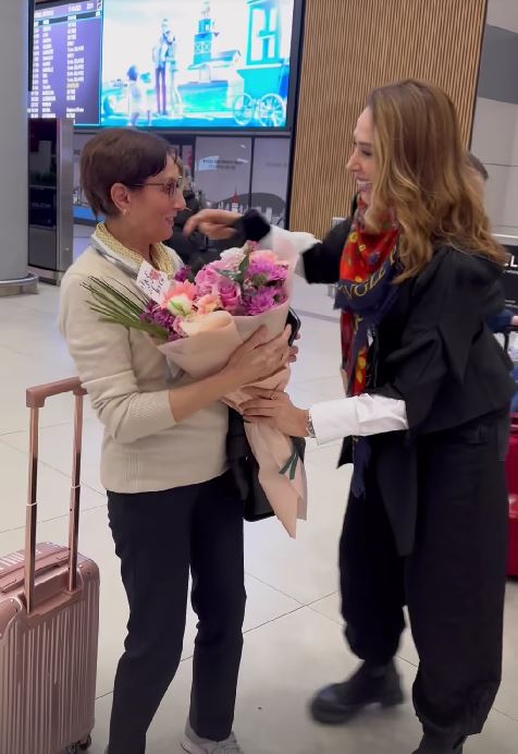 Iulia Vântur, întâlnire emoționantă cu mama ei în aeroport: „Reunite”. I-a adus flori și baloane