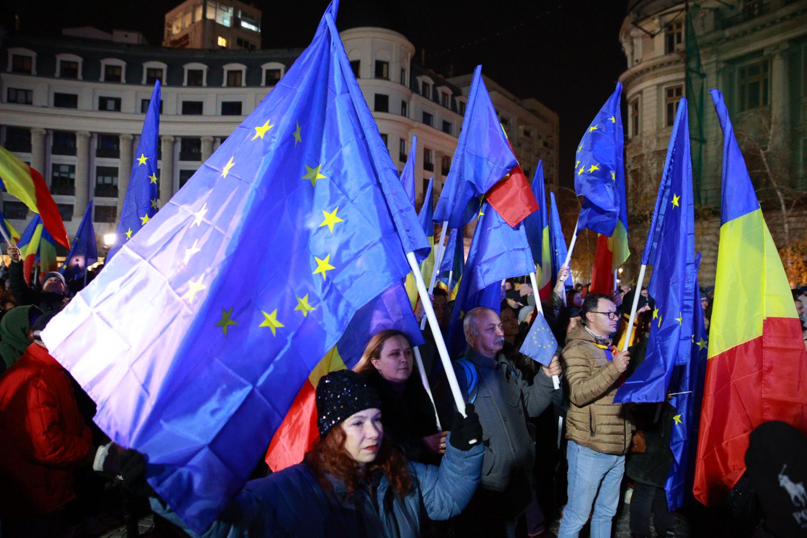 Miting pro-Europa în Piața Universității din București, cu 3 zile înaintea turului 2 al alegerilor prezidențiale