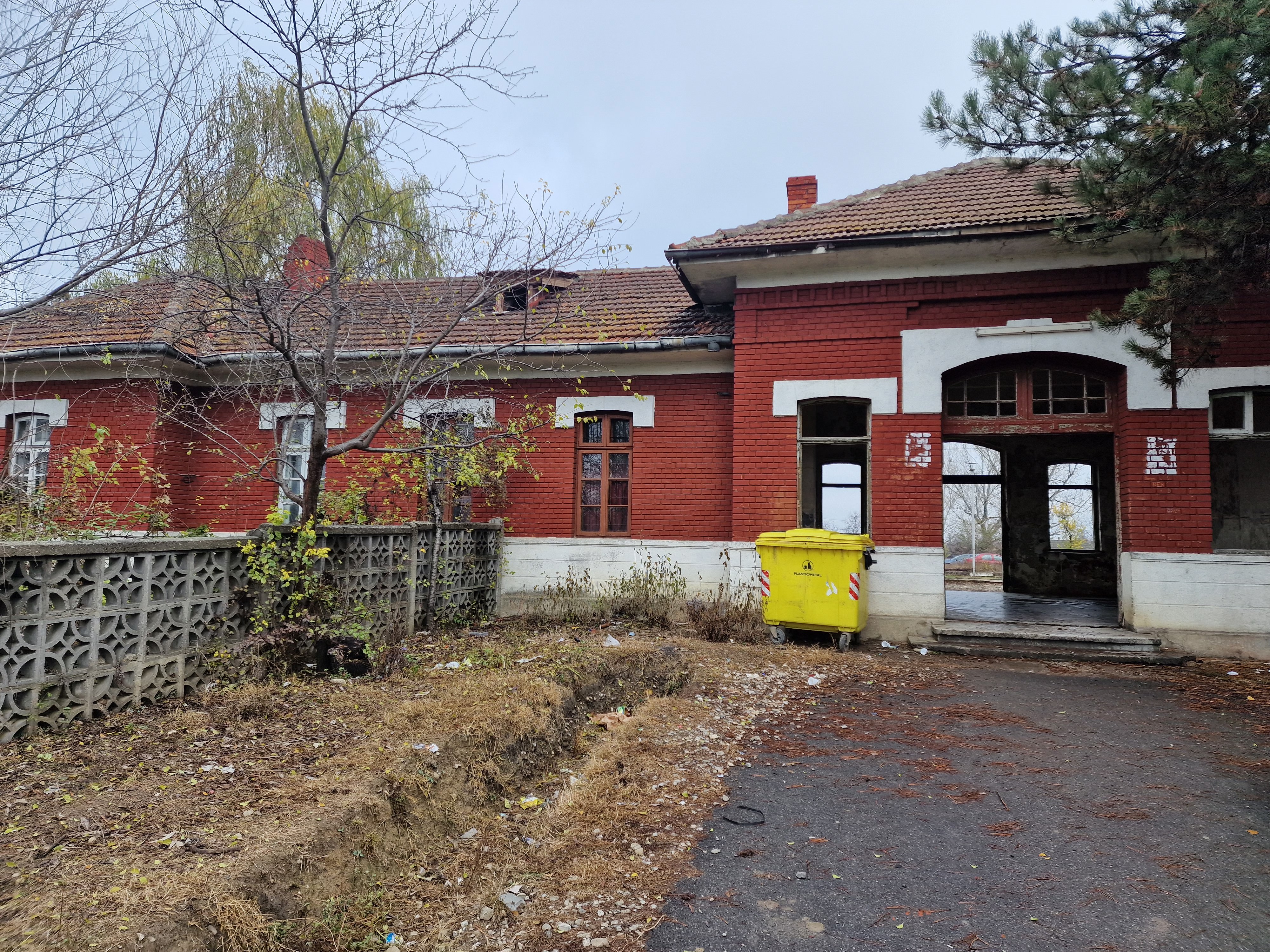 FOTOREPORTAJ. Gara din România pe care o evită și oamenii, și câinii. „Să le vedeţi pe celelalte de pe traseu”