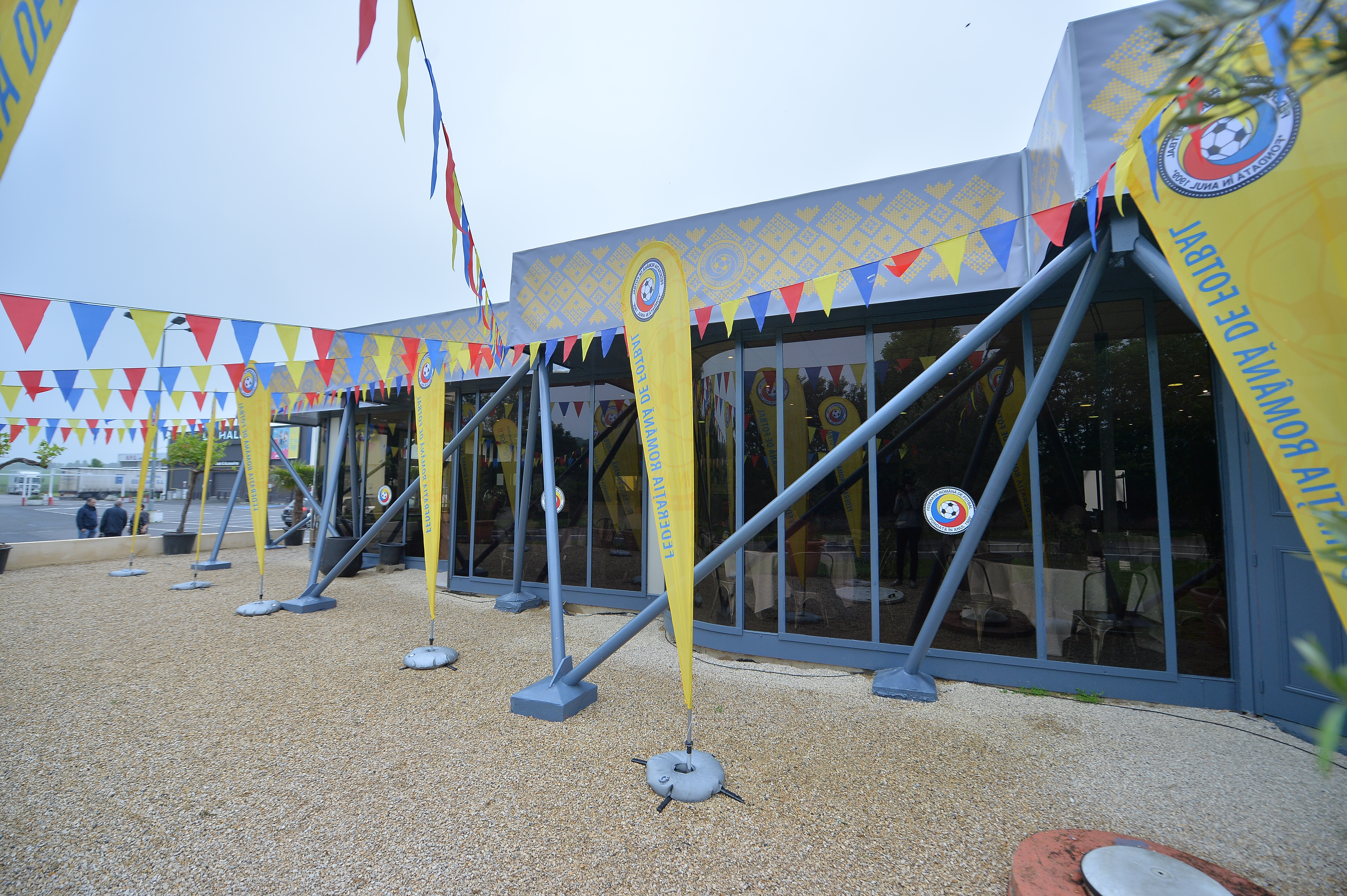 Euro 2016. Așa arată Centrul Media amenajat de FRF lângă cantonamentul tricolorilor din Franța. ”Presarii” lucrează într-un fost restaurant! FOTO