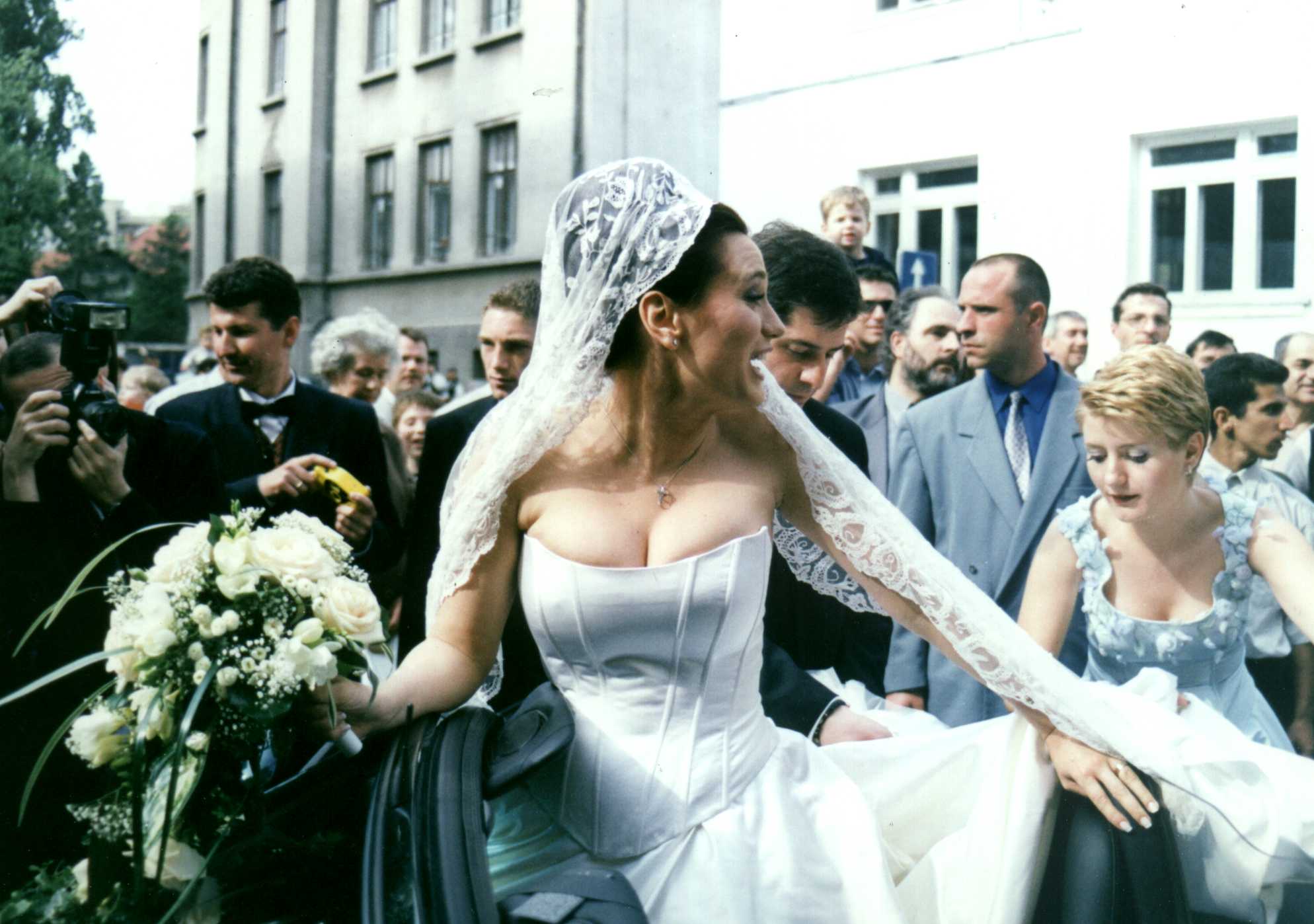 Ce decolteu impresionant a afișat Andreea Esca la nunta ei.  Cine și-ar fi imaginat-o astfel pe știristă | FOTO
