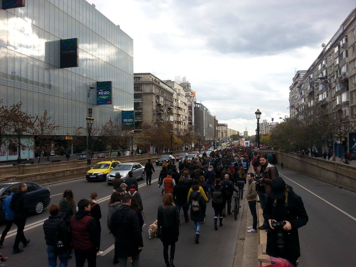 Un an de la Colectiv. Peste 5.000 de oameni s-au recules în fața clubului. Moment emoționat la ora 22.32