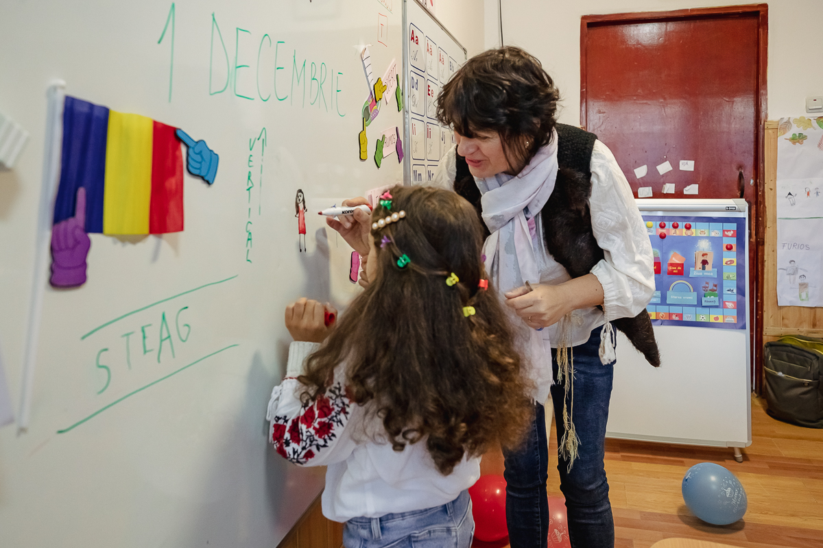 SPERANȚĂ. Într-o școală din Olt, o profesoară îi învață pe copiii cu părinți în străinătate să creadă că tinerii pot reuși și în țară: „Se pot realiza oriunde, numai să găsească oamenii potriviți”