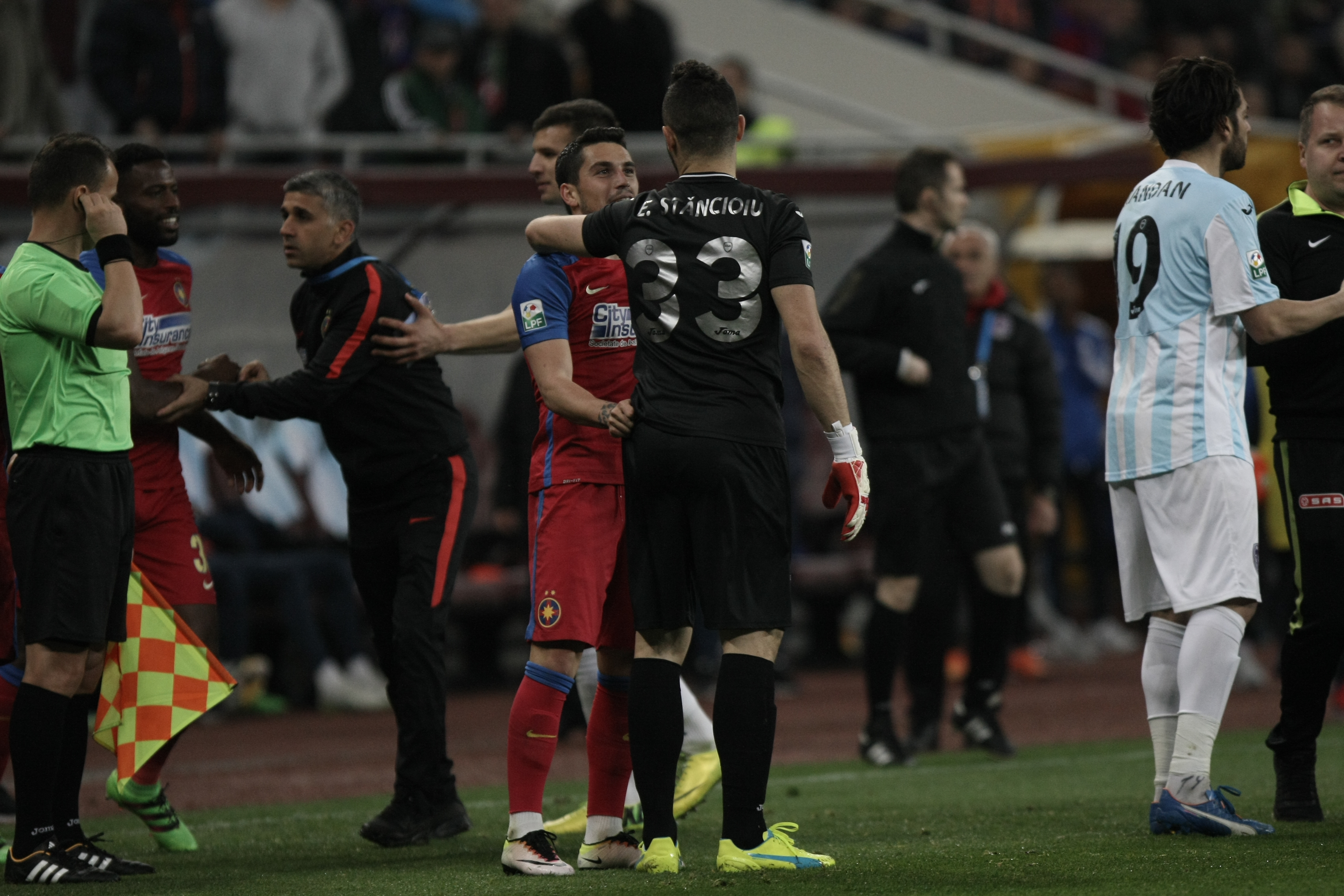 Crăciunescu, revoltat că stewarzii au intrat pe teren la meciul Steaua - ASA: ”Ce facem, aducem trupele speciale?” | GALERIE FOTO