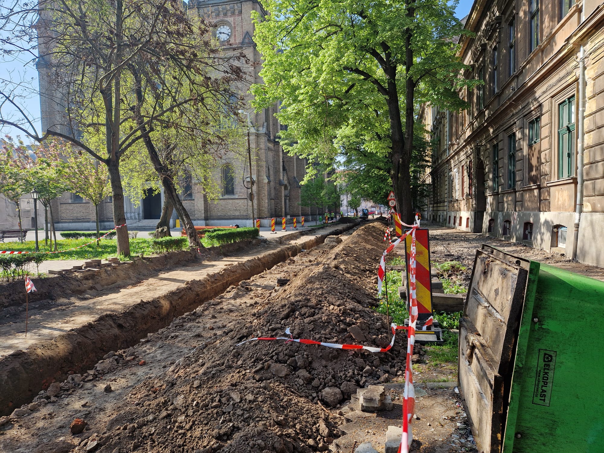 Așa arată România educată. Imagini dezolante într-un liceu din Timișoara. Elevi înghesuiți la subsol, în clase pline de igrasie și mucegai.  „Venim cu măști de protecție ca pe timpul pandemiei de Covid”