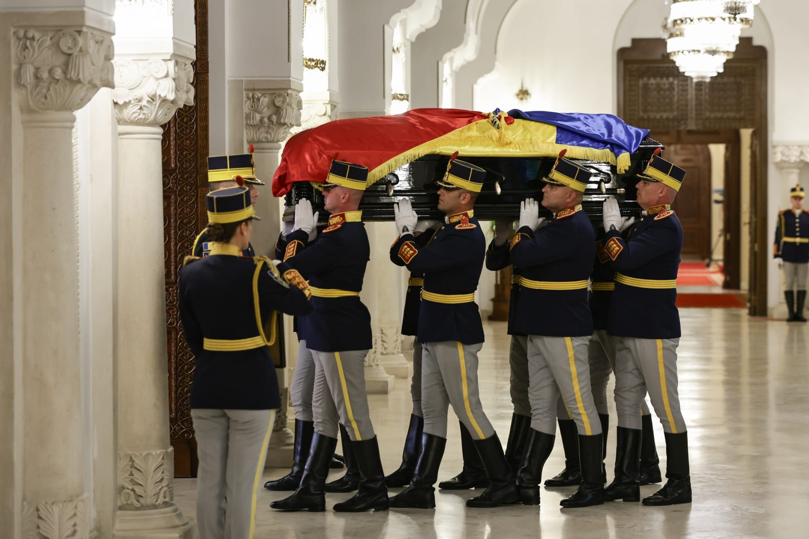 Funeralii de stat pentru Ion Iliescu. Ultimele omagii aduse în fața sicriului fostului președinte, în Sala Unirii, la Palatul Cotroceni