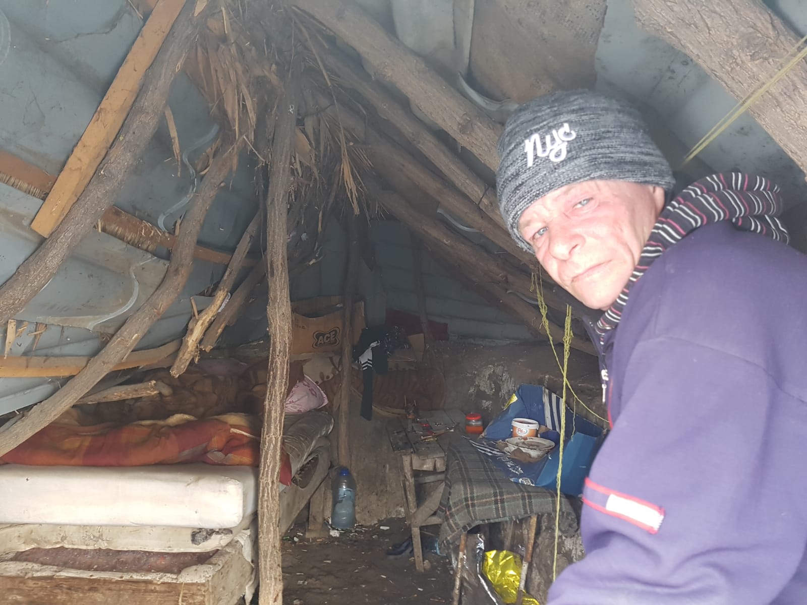 VIDEO&FOTO / Coliba unchiului Gabără. Un bărbat din Huși trăiește de 11 ani într-un bordei: "Doar preotul mă scoate de aici"