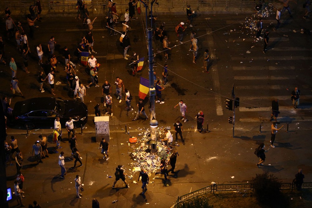 Doi jandarmi au fost luați la bătaie de protestatari. O femeie a cazut pradă furiei manifestanților