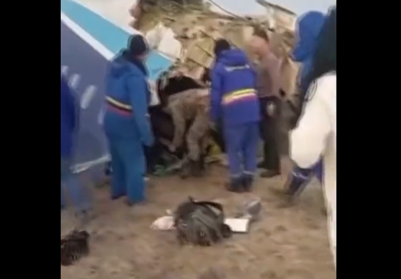 Elfogytak a szavak: így menekültek a túlélők a kigyulladt repülégép-roncsából - szívszaggató videó