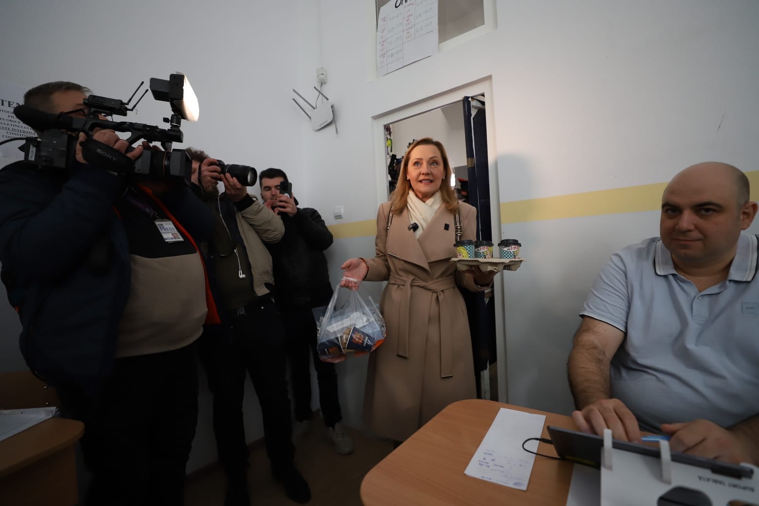 Cât costă paltonul purtat de Elena Lasconi în ziua alegerilor prezidențiale din 24 noiembrie. Ce a adus la secția de votare: „Fără blat”