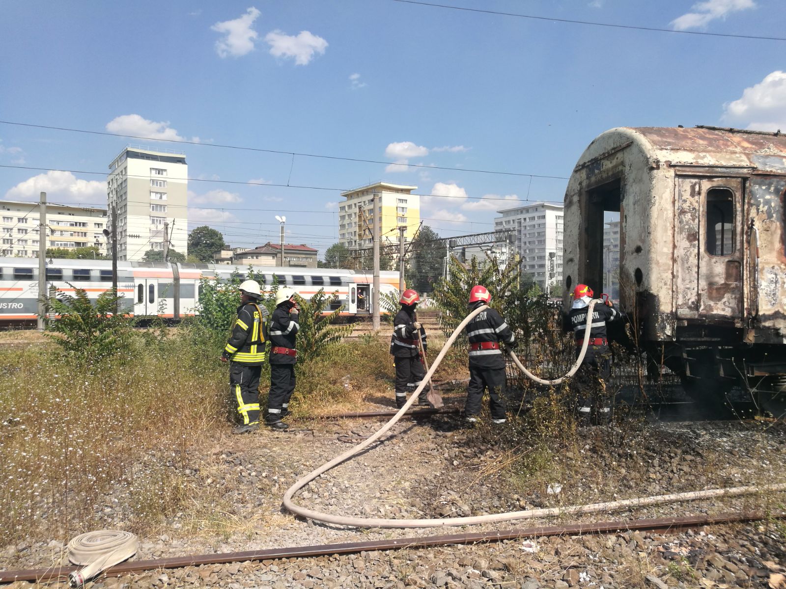 UPDATE: Incendiu în Gara Basarab, la un vagon dezafectat. Pompierii au stins flăcările - FOTO