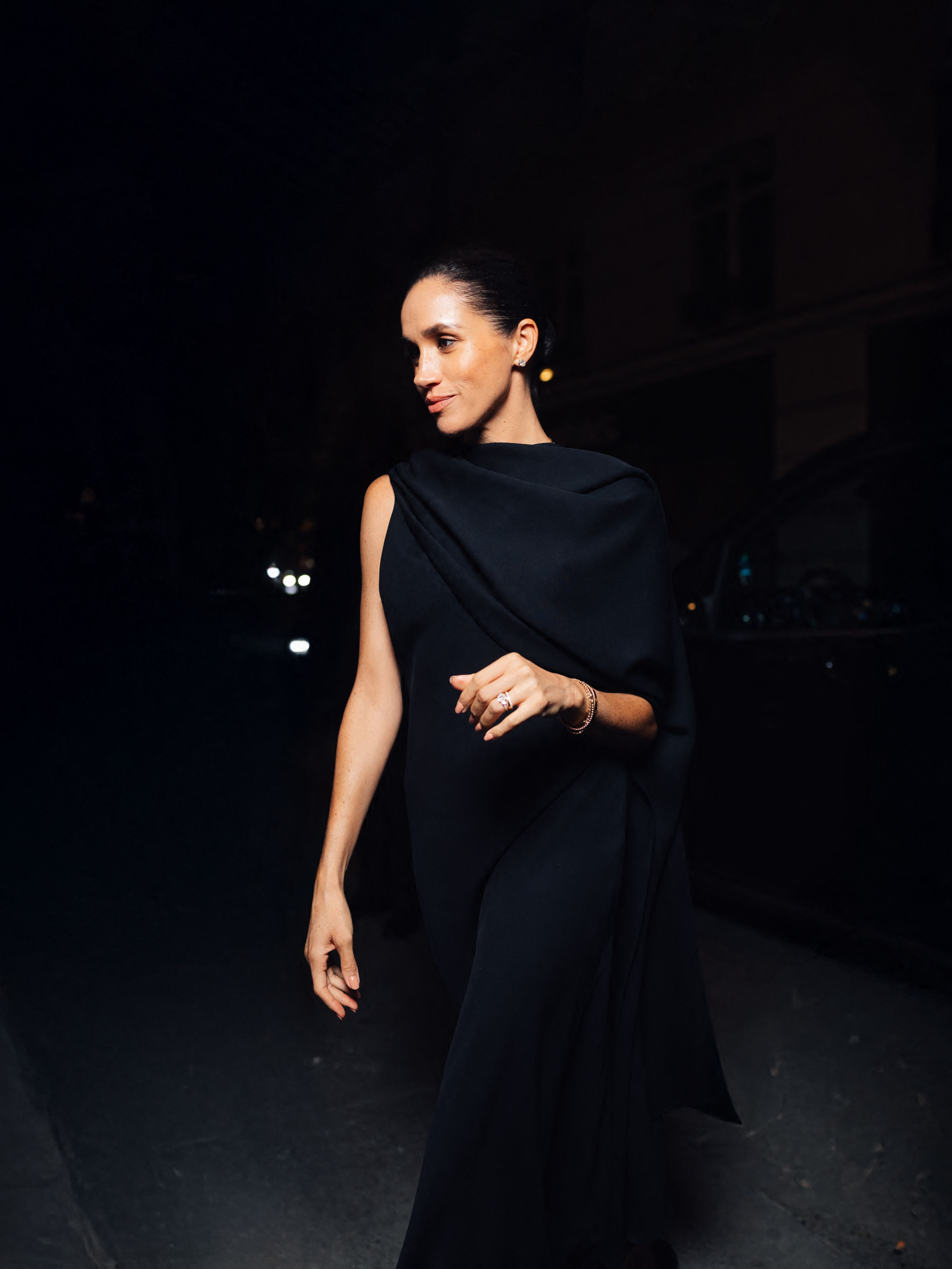 Cum a apărut Meghan Markle la Paris Fashion Week. Soția prințului Harry a atras toate privirile cu ținutele