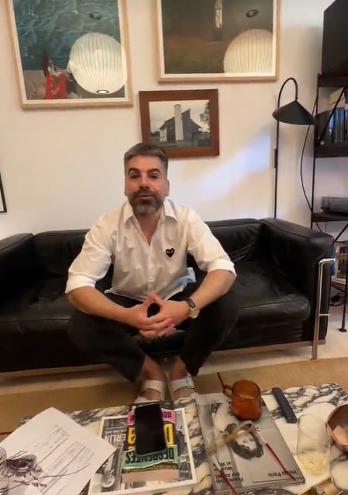 Imagini din apartamentul în care locuiește Maurice Munteanu. În sufragerie are o canapea vintage care costă 8.000 de euro