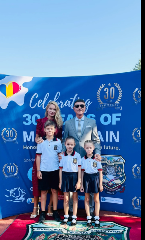 Imagini cu cei trei copii ai Valentinei Pelinel, în prima zi de școală. Vedeta și soțul ei, Cristi Borcea, au atras atenția tuturor la festivitate