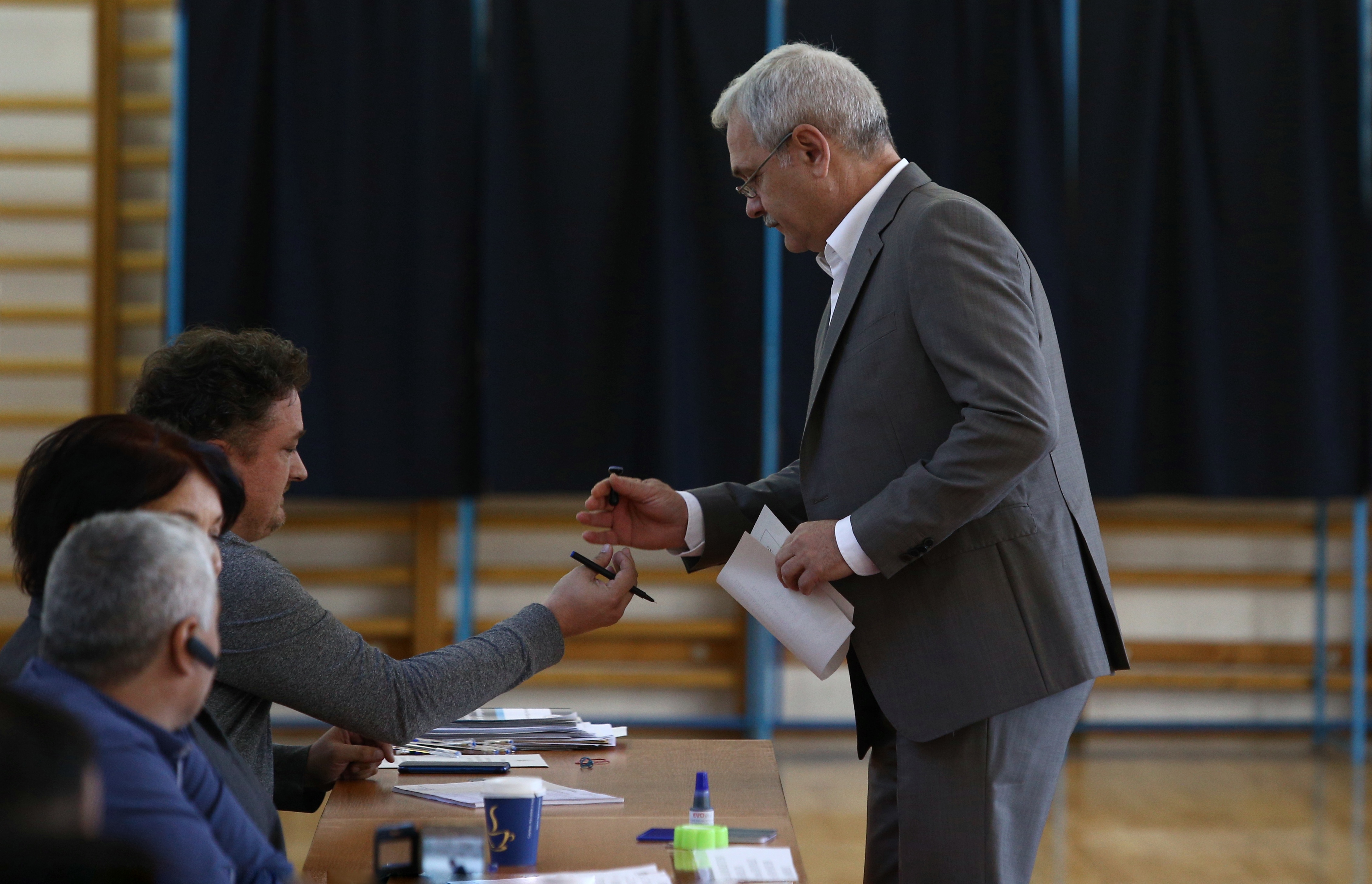 VIDEO & FOTO / Mesajul transmis de Liviu Dragnea, după ce votat la referendum: "Nu e un vot împotriva unei minorităţi sexuale!"