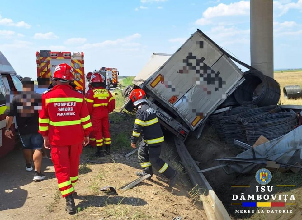 Trei morți și patru răniți pe A1 București-Pitești, după ce un TIR și o dubă s-au ciocnit