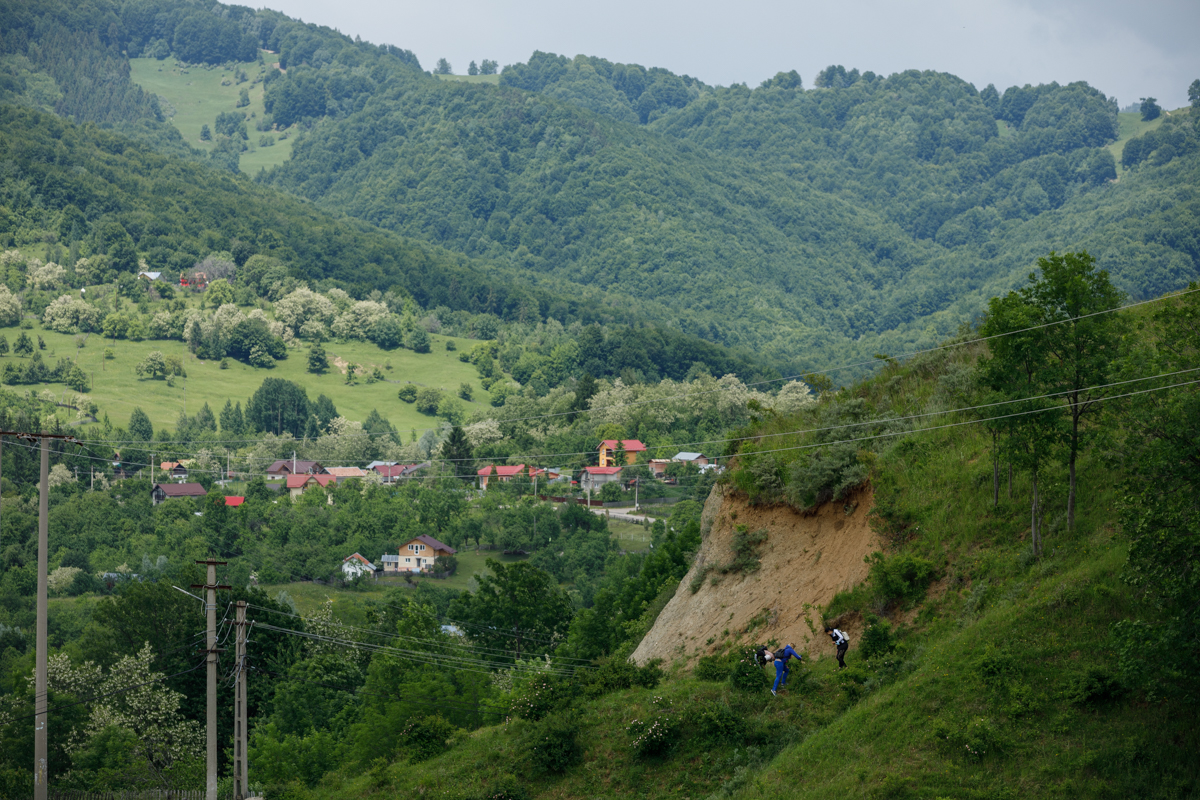 Reportaj în comuna Șotrile, în care fostul primar condamnat pentru pornografie infantilă candidează din nou. „Fata a fost de vină” vs „În ce lume trăim?”