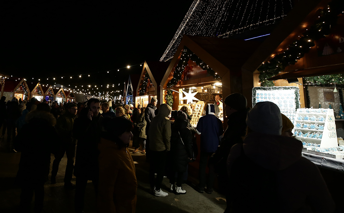 FOTO. A treia ediție a „West Side Christmas Market” e în plină desfășurare. Care sunt principalele atracții ale târgului din Parcul Drumul Taberei